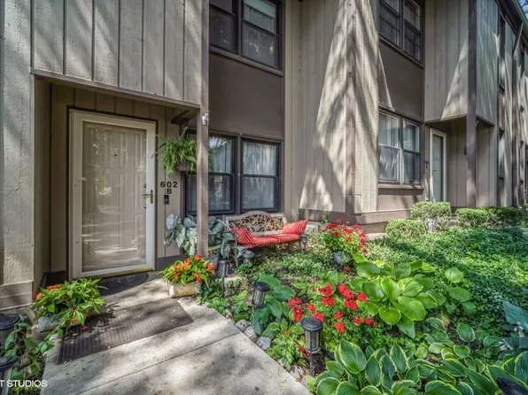 602 N Hough St #B, Barrington, IL 60010