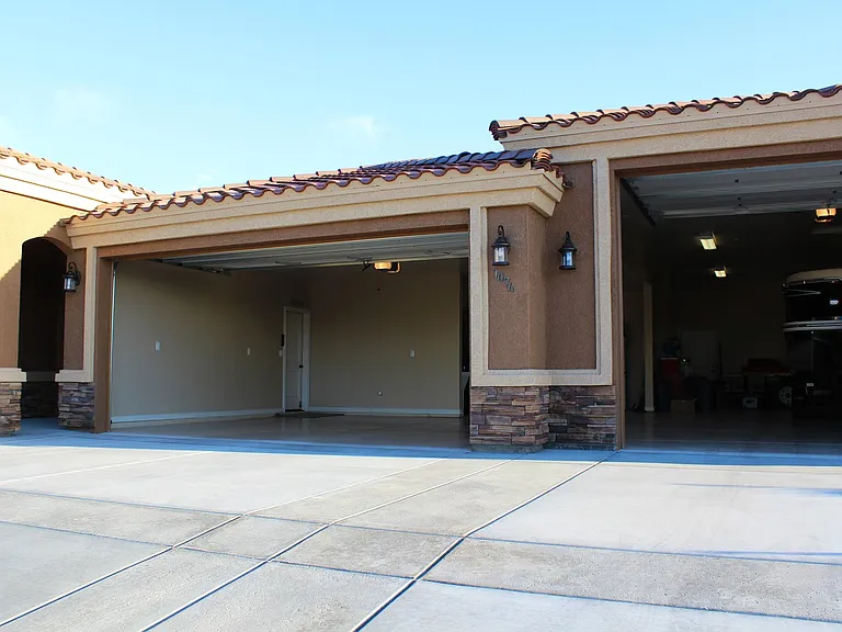 1074 Gleneagles Dr — Photo 3