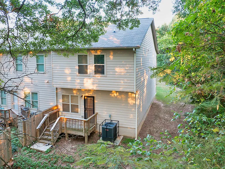 2570 Castellan Dr — Photo 48