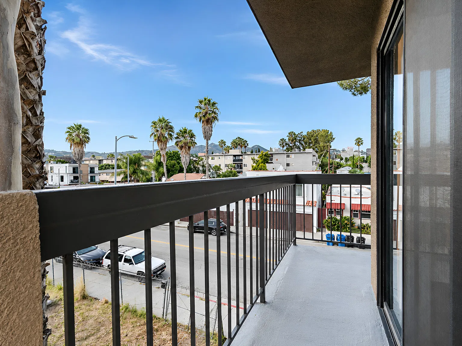 Hollywood Corner 1BR / City Views, Balcony & Garage Parking - Very Desirable Area — Photo 3