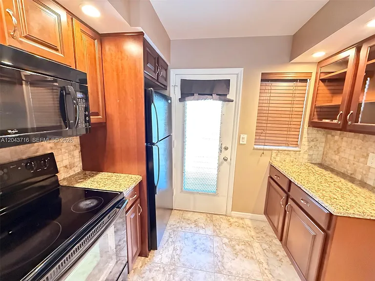 320 NE 12th Ave #303 — Photo 8