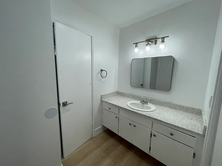 1221 E Beechwood St #3B — Photo 8