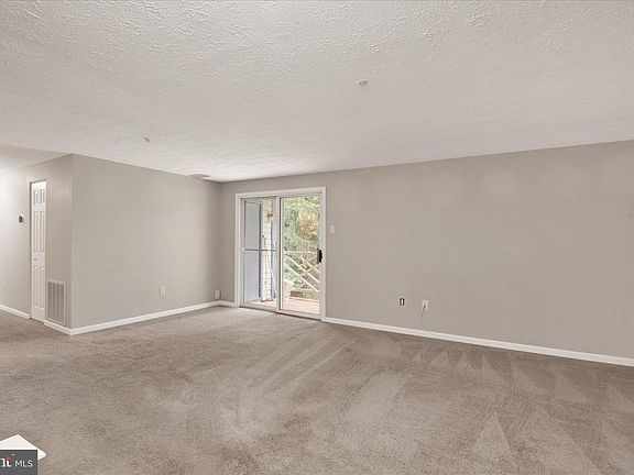 3rd image of 209 Oak Leaf Cir APT F