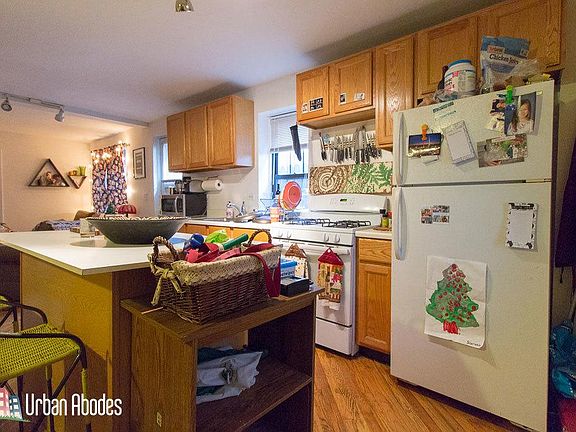 3rd image of 1627 N Winchester Ave #C1