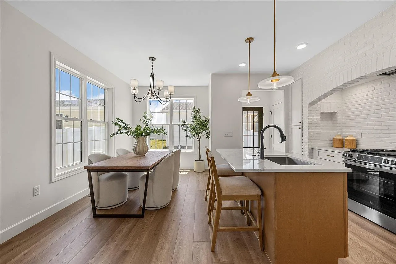 3 bed, 3.5 bath, 2051 sqft, $3,300 — Photo 3