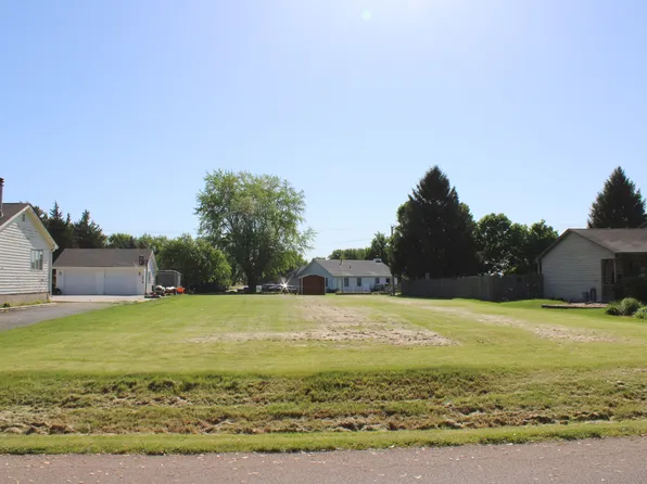 1077 Linda Ln, Sandwich, IL 60548