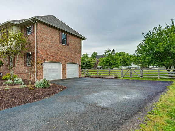 5th image of 1604 Indian Creek Cir