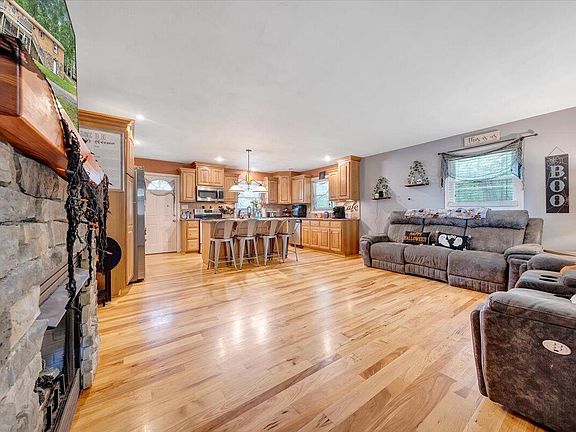 3rd image of 1575 Rosemont Ln