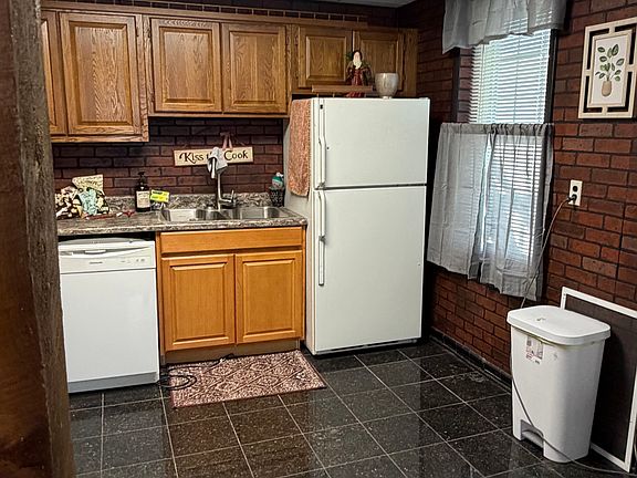 4th image of 2824 Standish Rd
