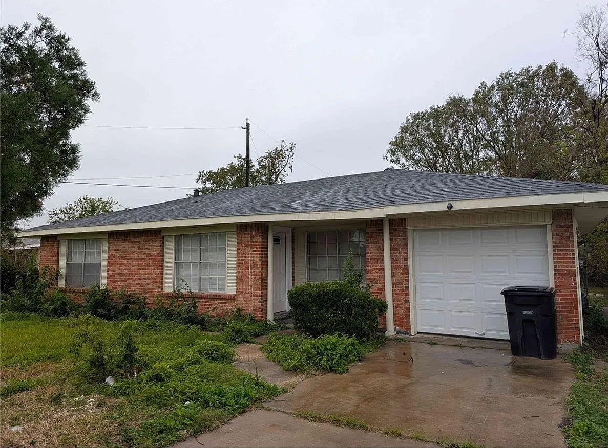 3 bed, 2.0 bath, 1296 sqft, $1,900 — Photo 1