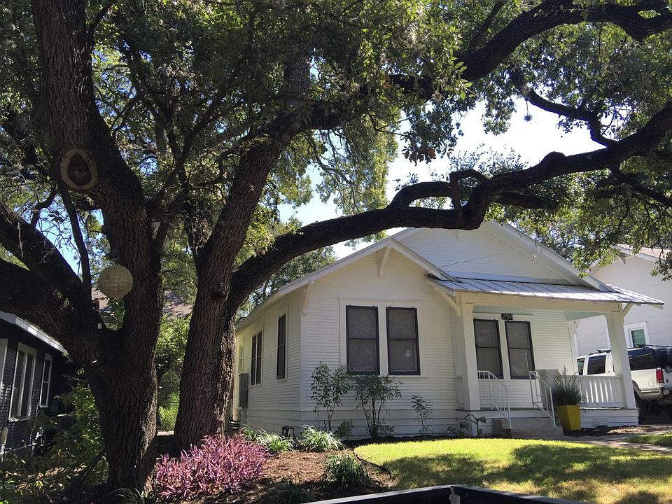 Beautiful neighborhood, lined with live oaks