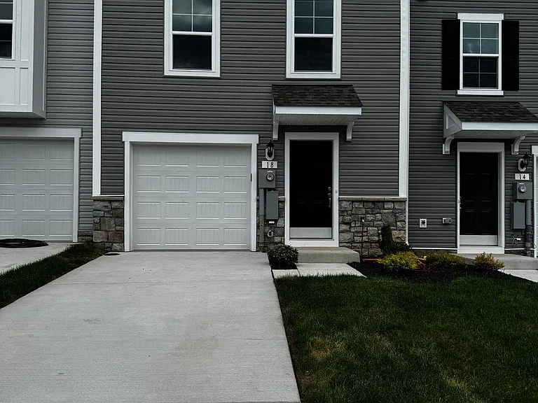 18 Clifton Mnr — Photo 1