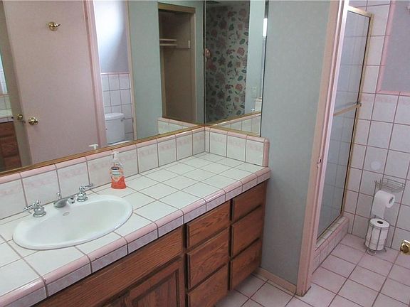 4th image of 18 Cambridge Dr W #18