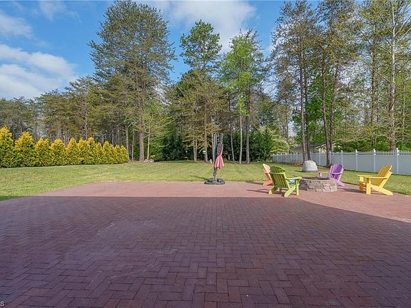 3rd image of 4892 Montevista Dr