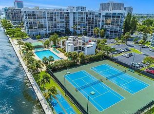 1000 Parkview Dr APT 431, Hallandale, FL 33009