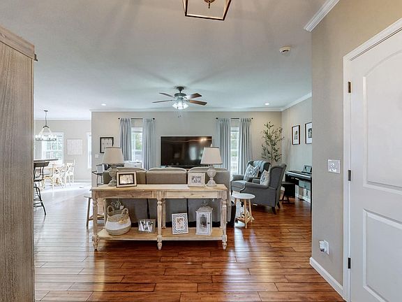 3rd image of 104 Marina Way