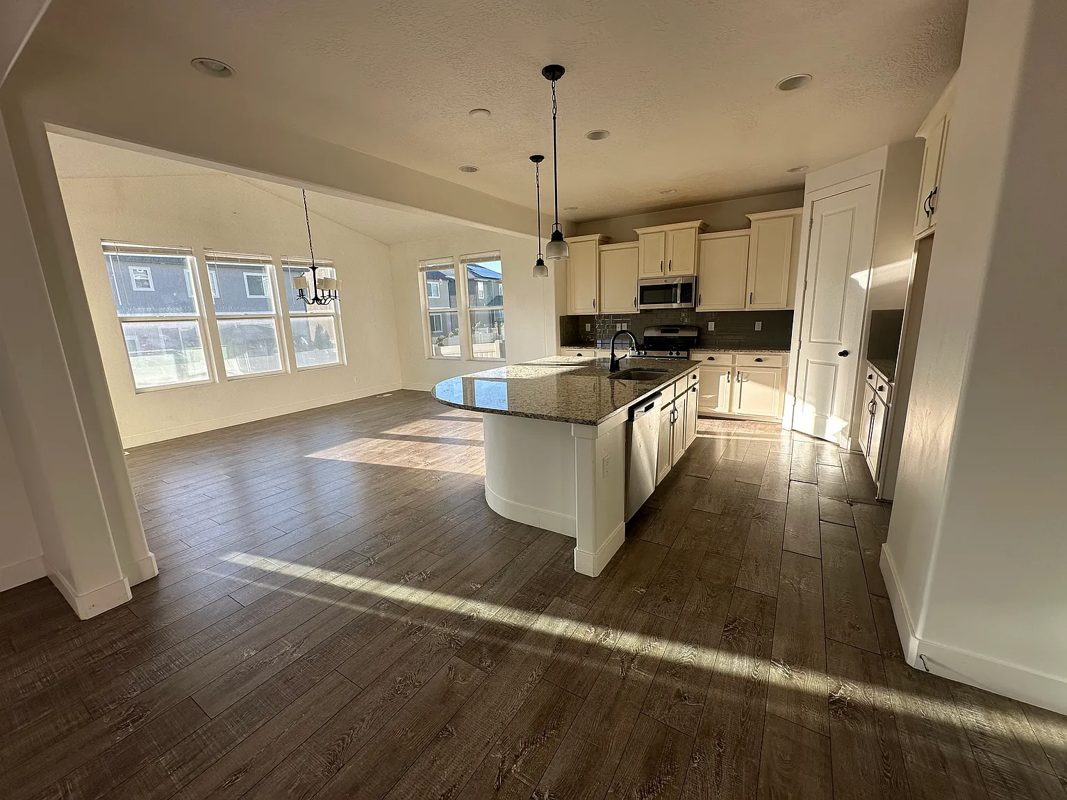 5 bed, 3.5 bath, 3900 sqft, $3,600 — Photo 2