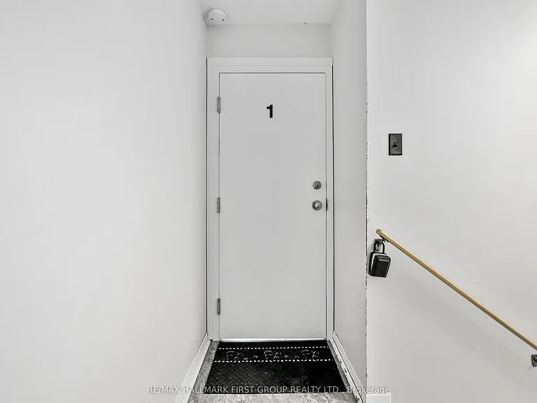 176 Sydenham St #UPPER — Photo 5