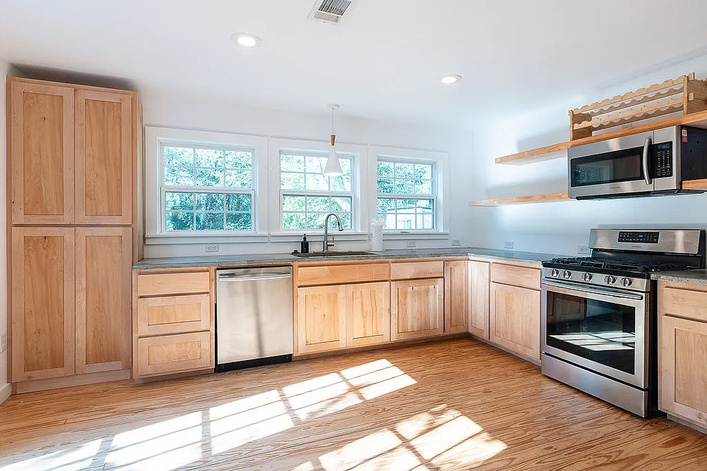 3 bed, 1350 sqft, $2,250 — Photo 4