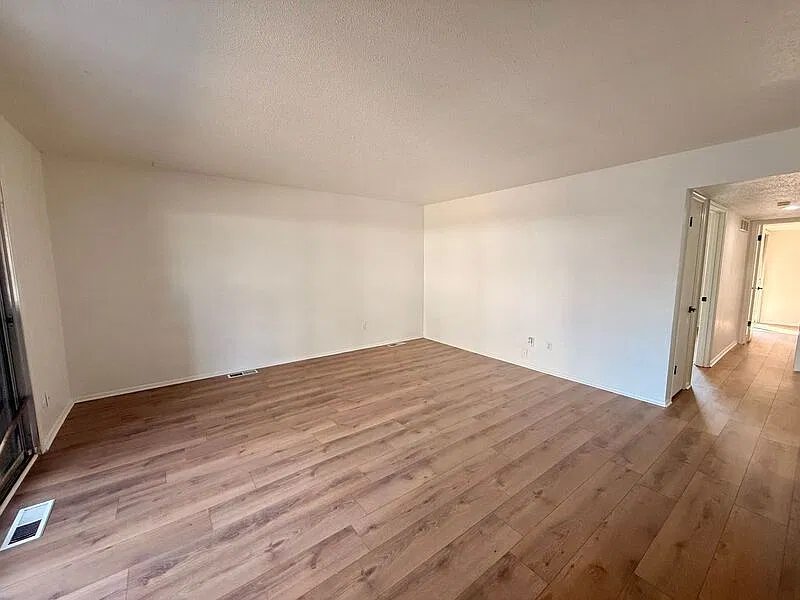 2 bed, 1.0 bath, 891 sqft, $1,050 — Photo 3