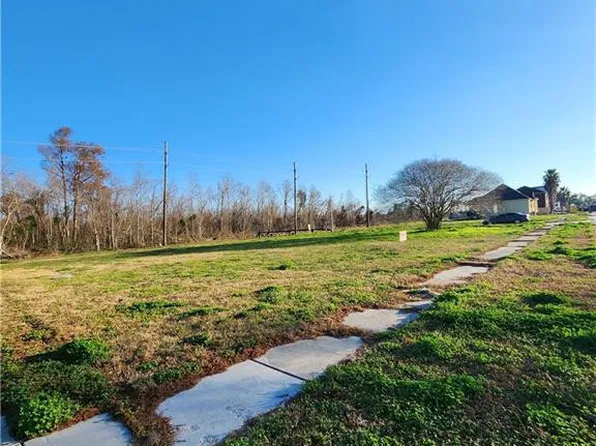 4001 Kings Dr, Chalmette, LA 70043
