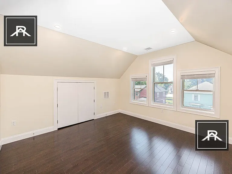 122 Jerome St — Photo 23