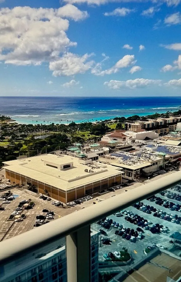 Modern end-unit with ocean views at Kapiolani Residence — Photo 3