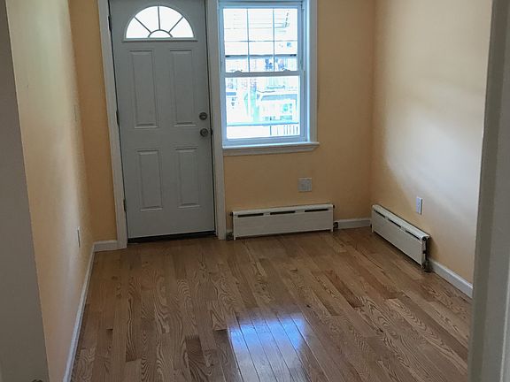 5th image of 10211 Lewis Ave #1