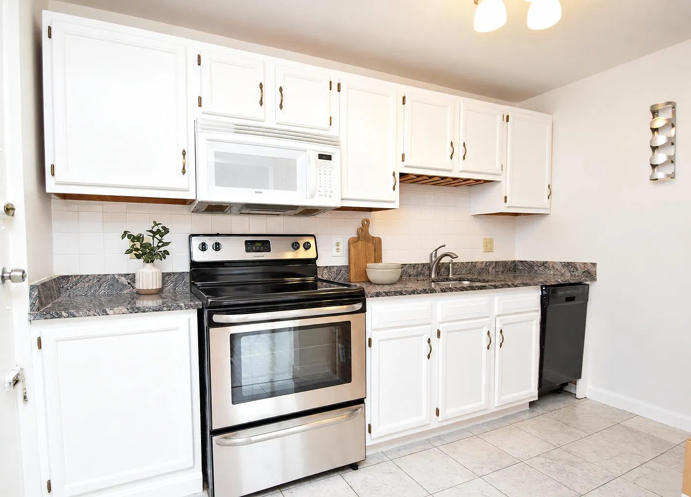 135 Inman St — Photo 3