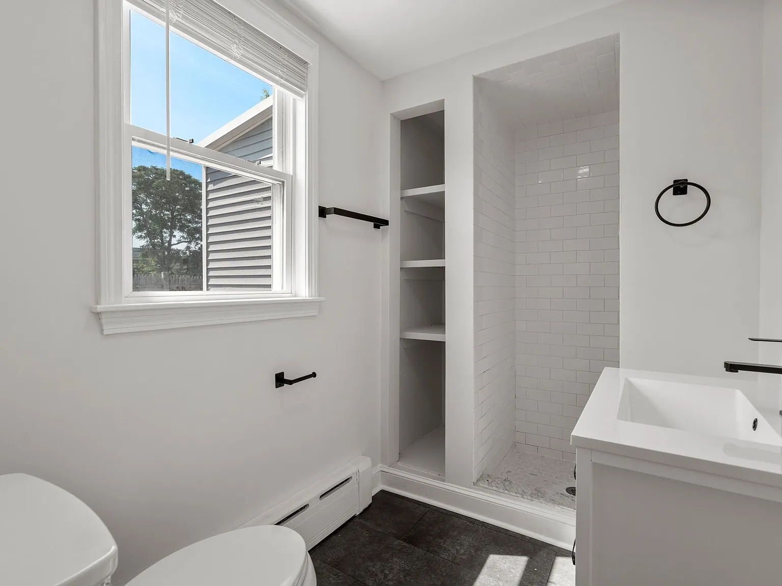 3 bed, 1864 sqft, $4,950 — Photo 3