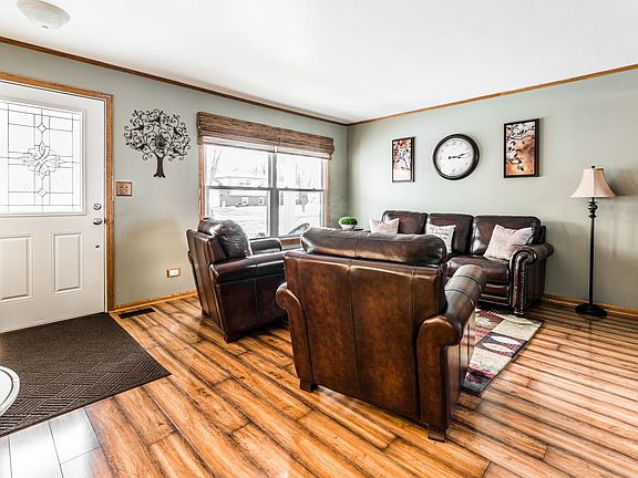 3rd image of 380 Belden Ave