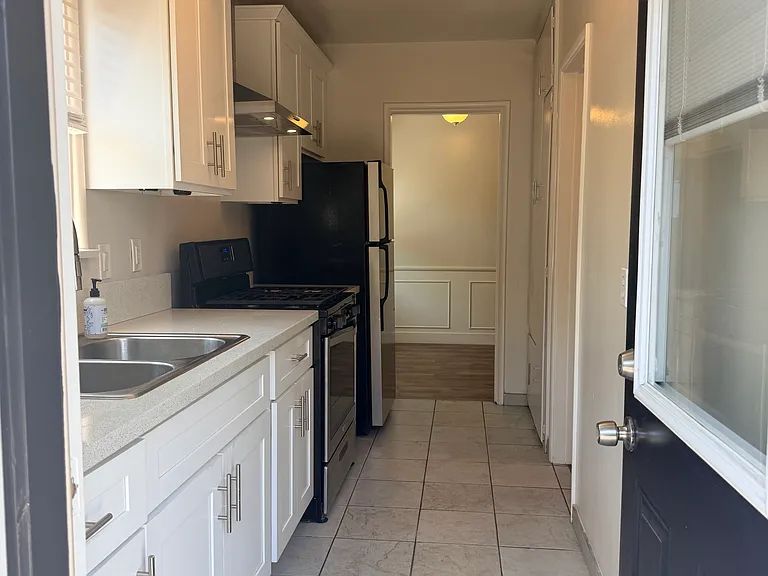 5010 Riverton Ave — Photo 5