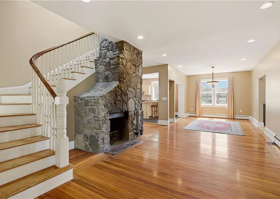24 Spring St