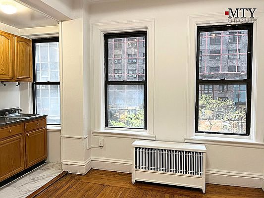 2nd image of 155 E 52nd St APT 3b