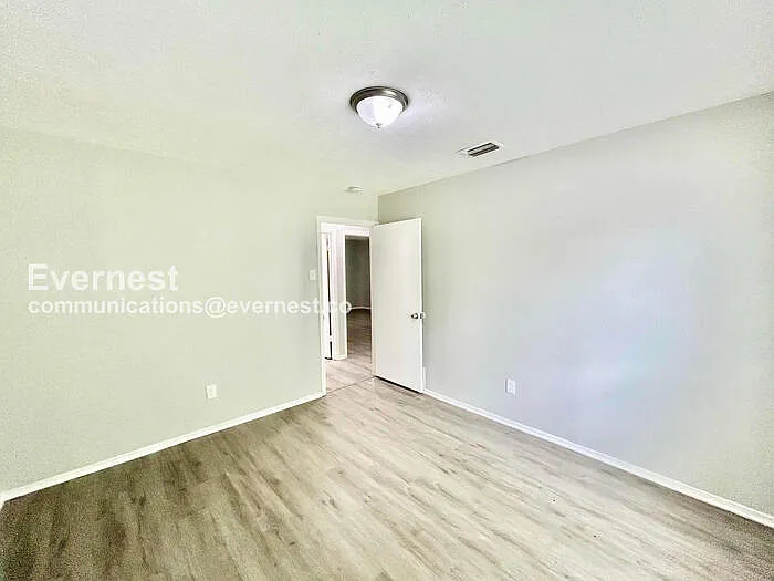 415 Southlake Dr — Photo 12