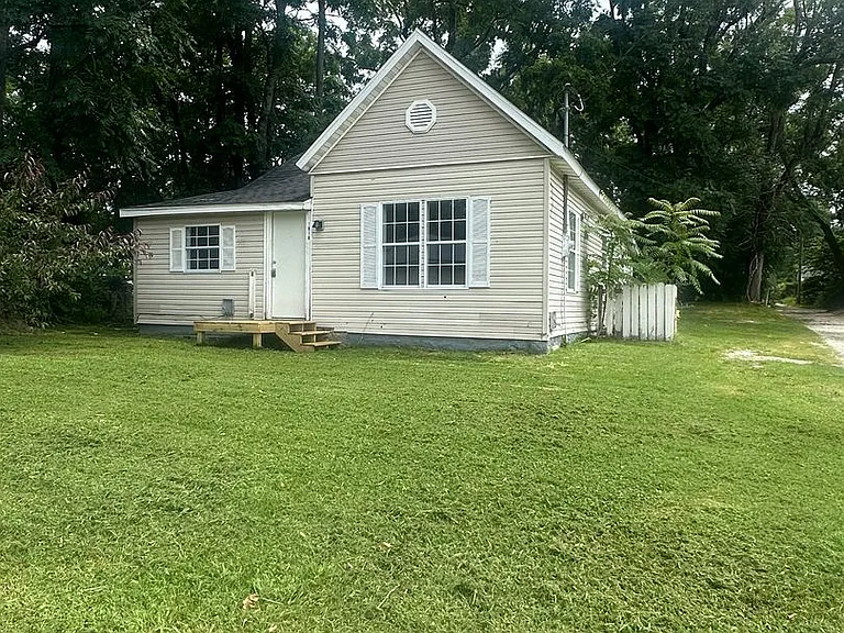 1818 N Weller Ave — Photo 1