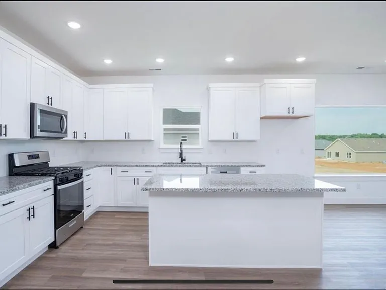 1262 S Birch Ave — Photo 2