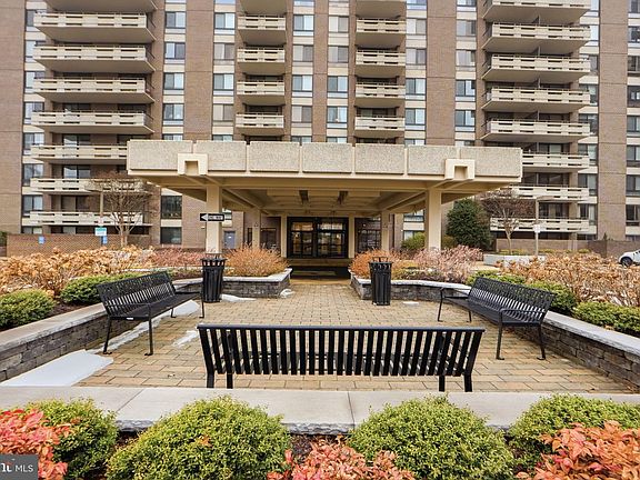 4th image of 1808 Old Meadow Rd APT 1201
