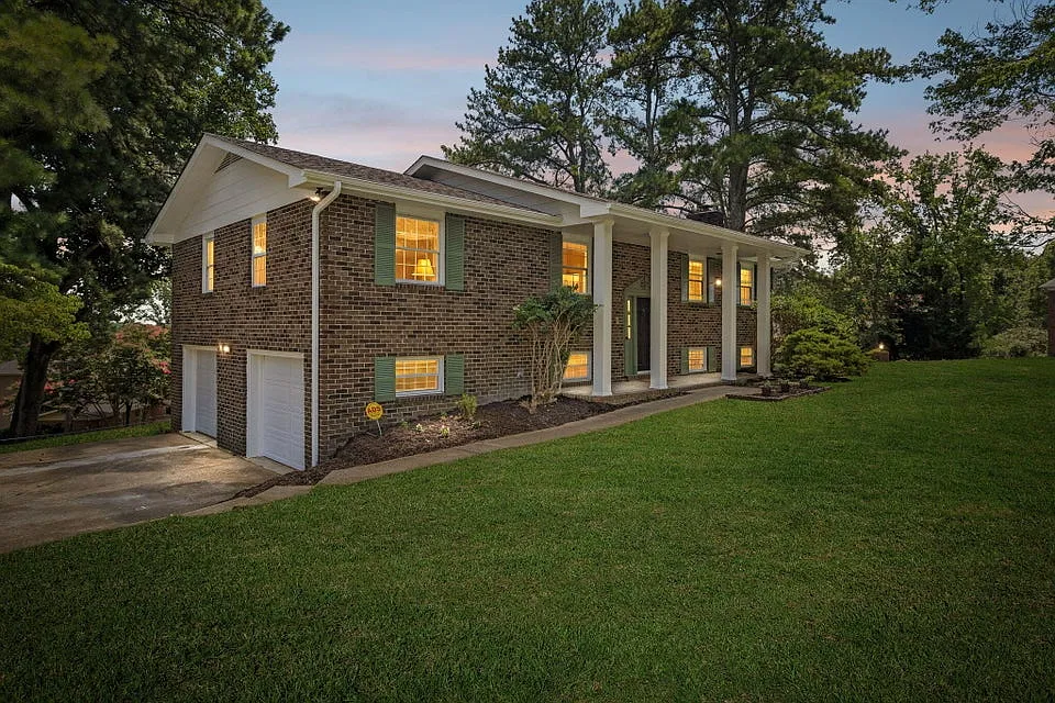 4 bed, 2494 sqft, $2,900 — Photo 2