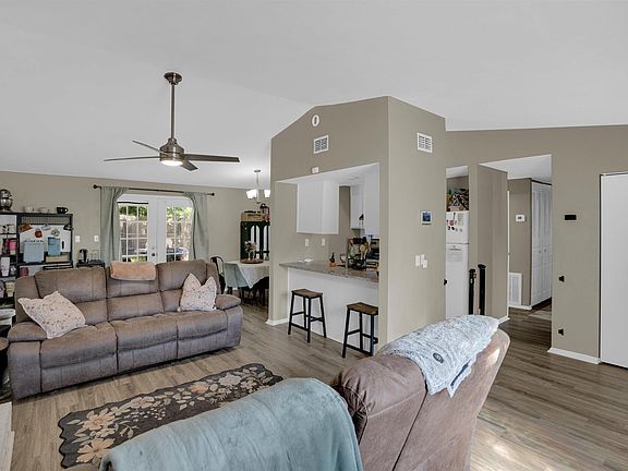 3rd image of 2 Forest Trail Ct