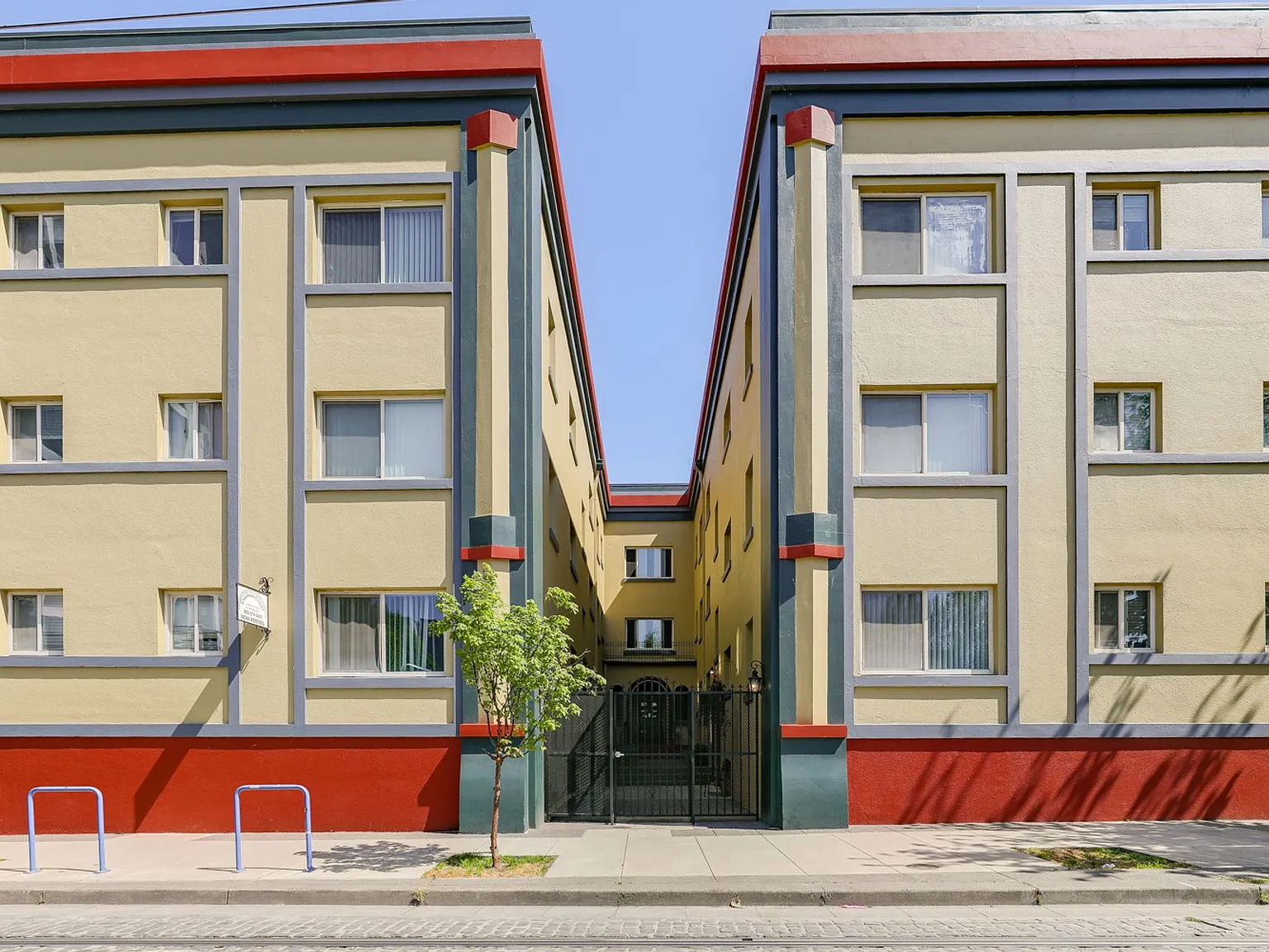 Chapman Court Aparments — Photo 1