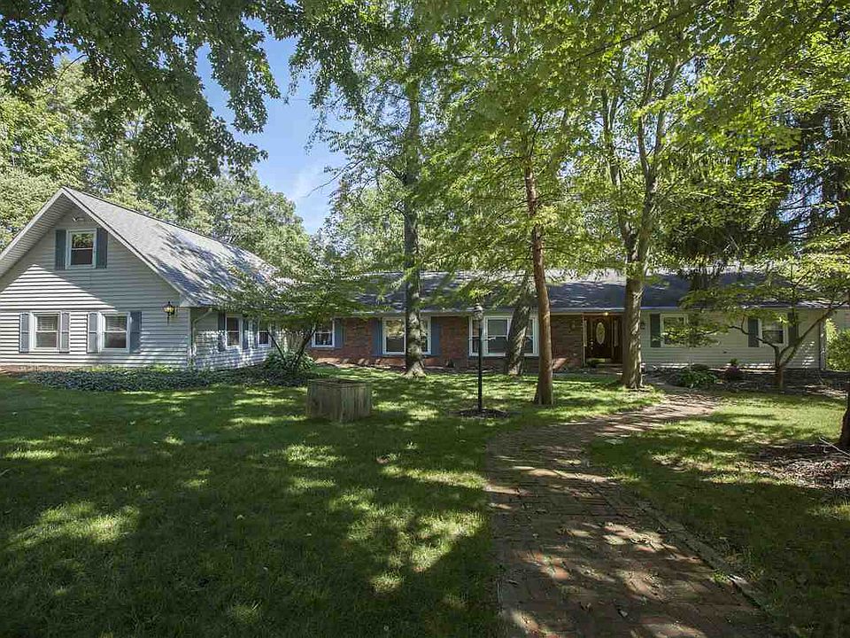 1st image of 3727 Capilano Dr