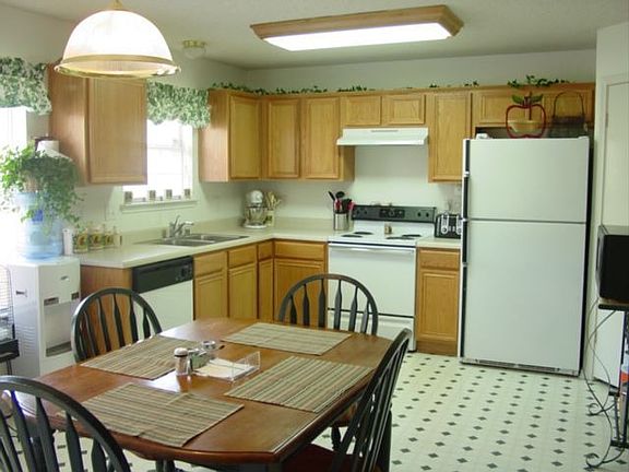 Nice size, eat-in kitchen