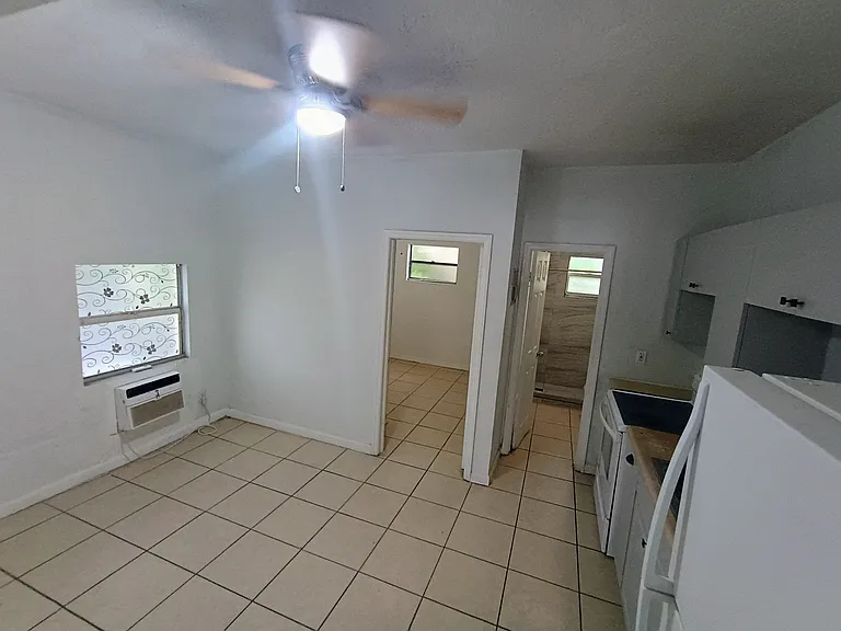 Kitchen/dining area.
Cocina/comedor.