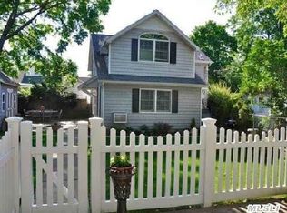 11 S Forest Ave, Rockville Centre, NY 11570