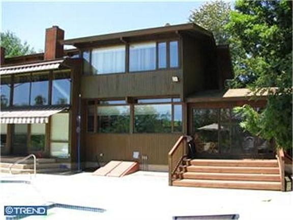 3rd image of 985 McClain Dr