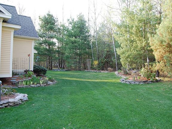 4th image of 40 Hawkins Glen Dr