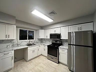 4th image of 10 Birchwood Dr