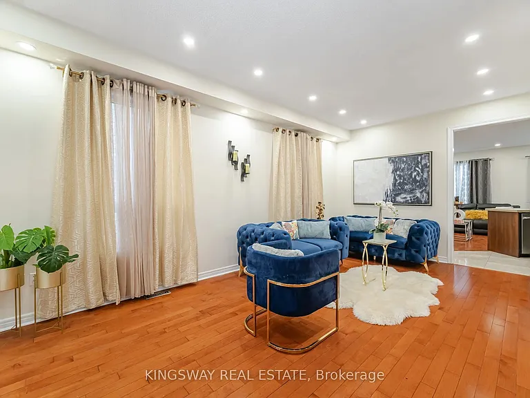 803 Khan Cres — Photo 9