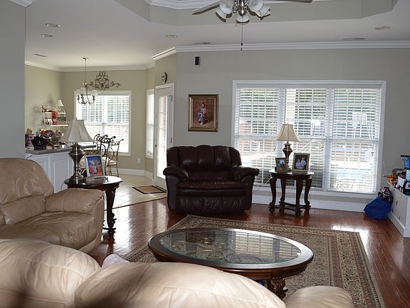 Family room w/trey ceiling